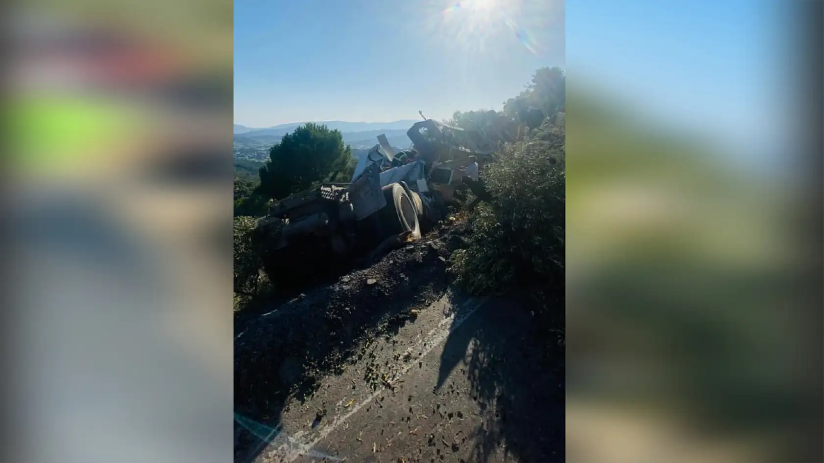 Milas'ta tır şarampole devrildi: sürücü ağır yaralandı