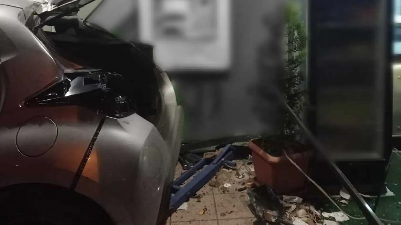 Takla atan araç banka şubesine çarparak durabildi: 2 yaralı