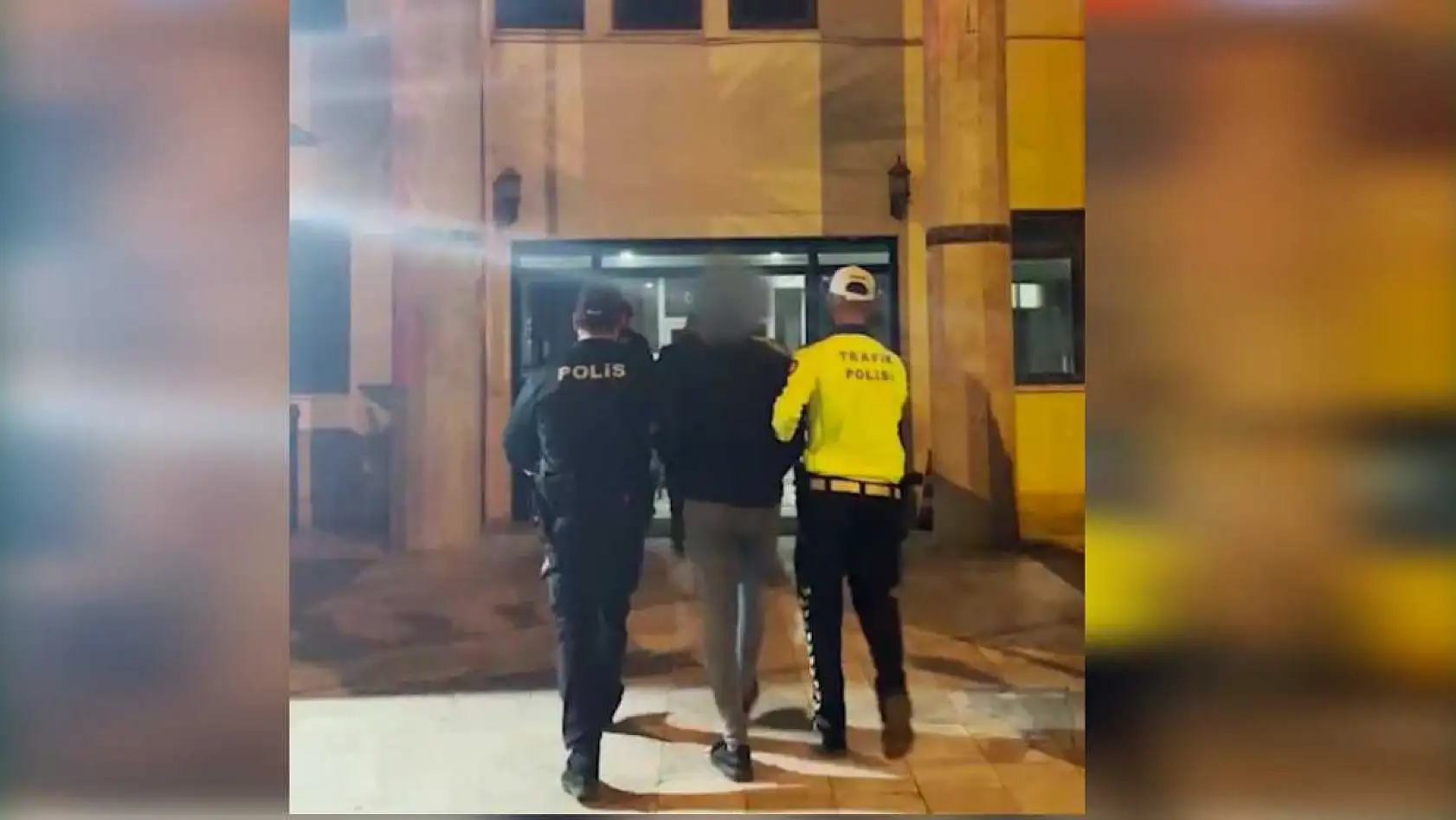 Aracın önünü kesip yumruklayan ve küfür eden trafik magandasına ev hapsi