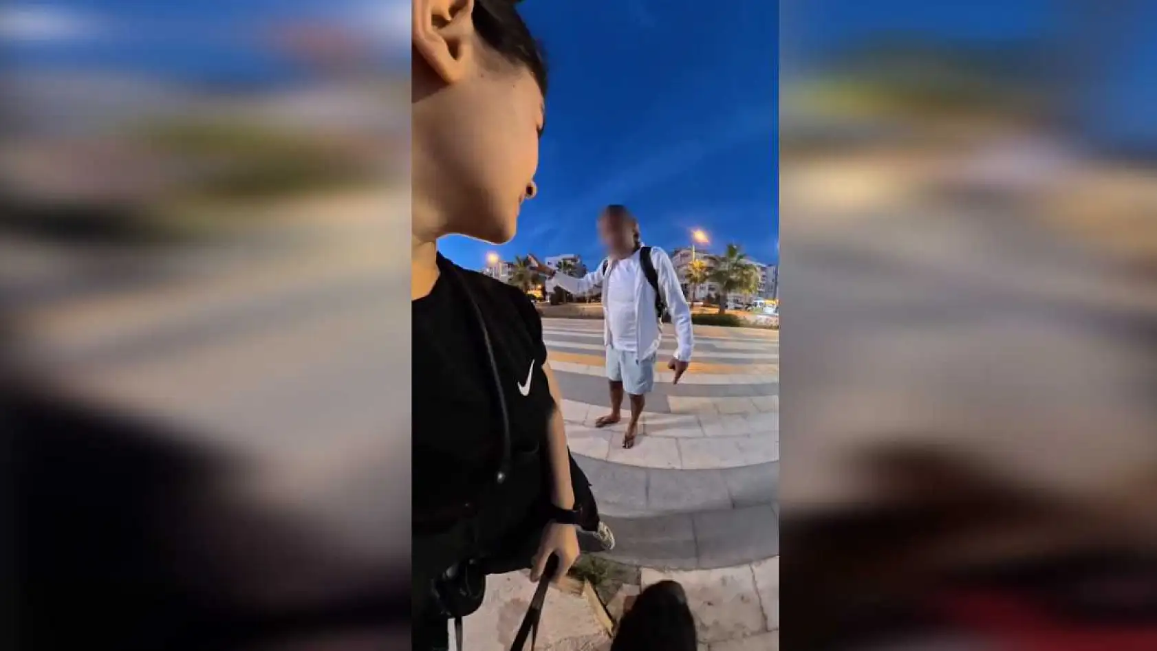 Bankta köpeğiyle oturan yerleşik yabancı kız çocuğu hayatının şokunu yaşadı