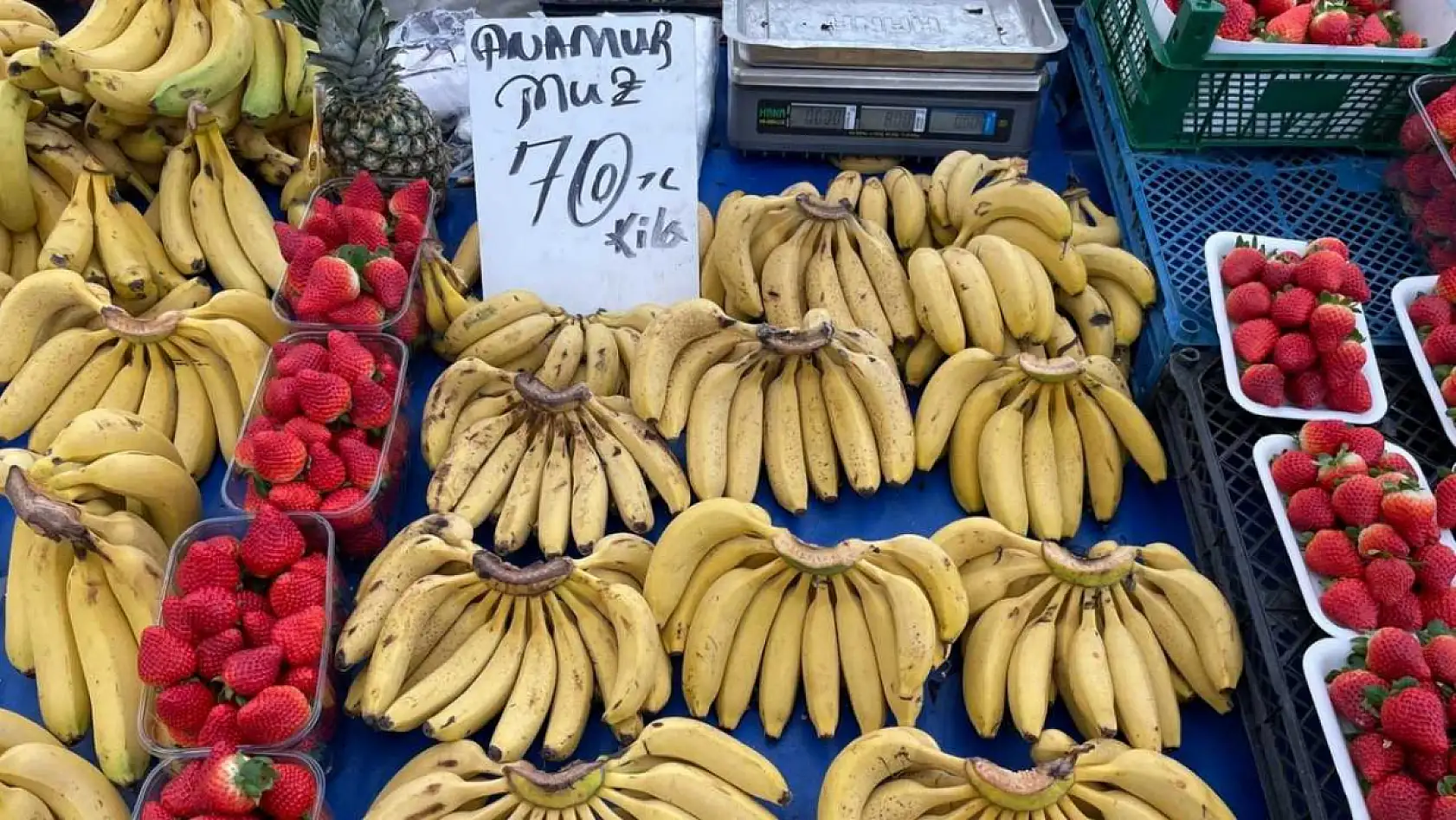 Fethiye Salı Pazarı esnafı Kaçar, 'Yılbaşına özel kampanyalar var, fiyatlar aynı seviyede'