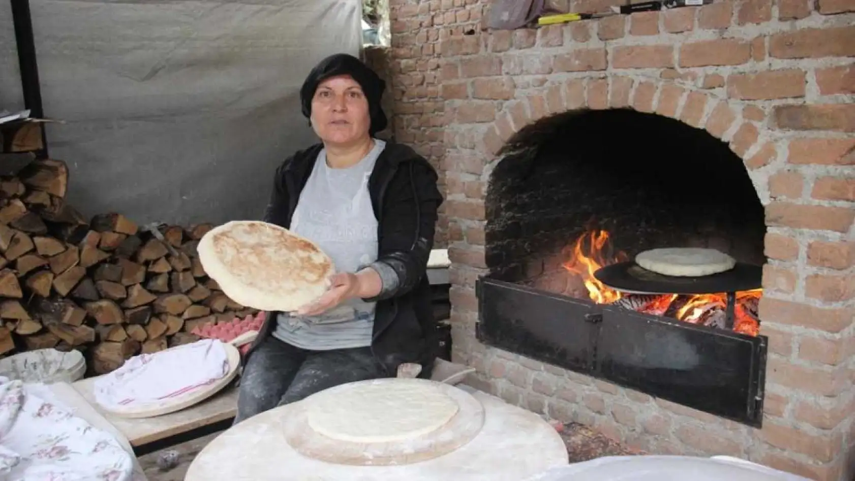 Elinin hamuru ile ekmeğini kazanıyor
