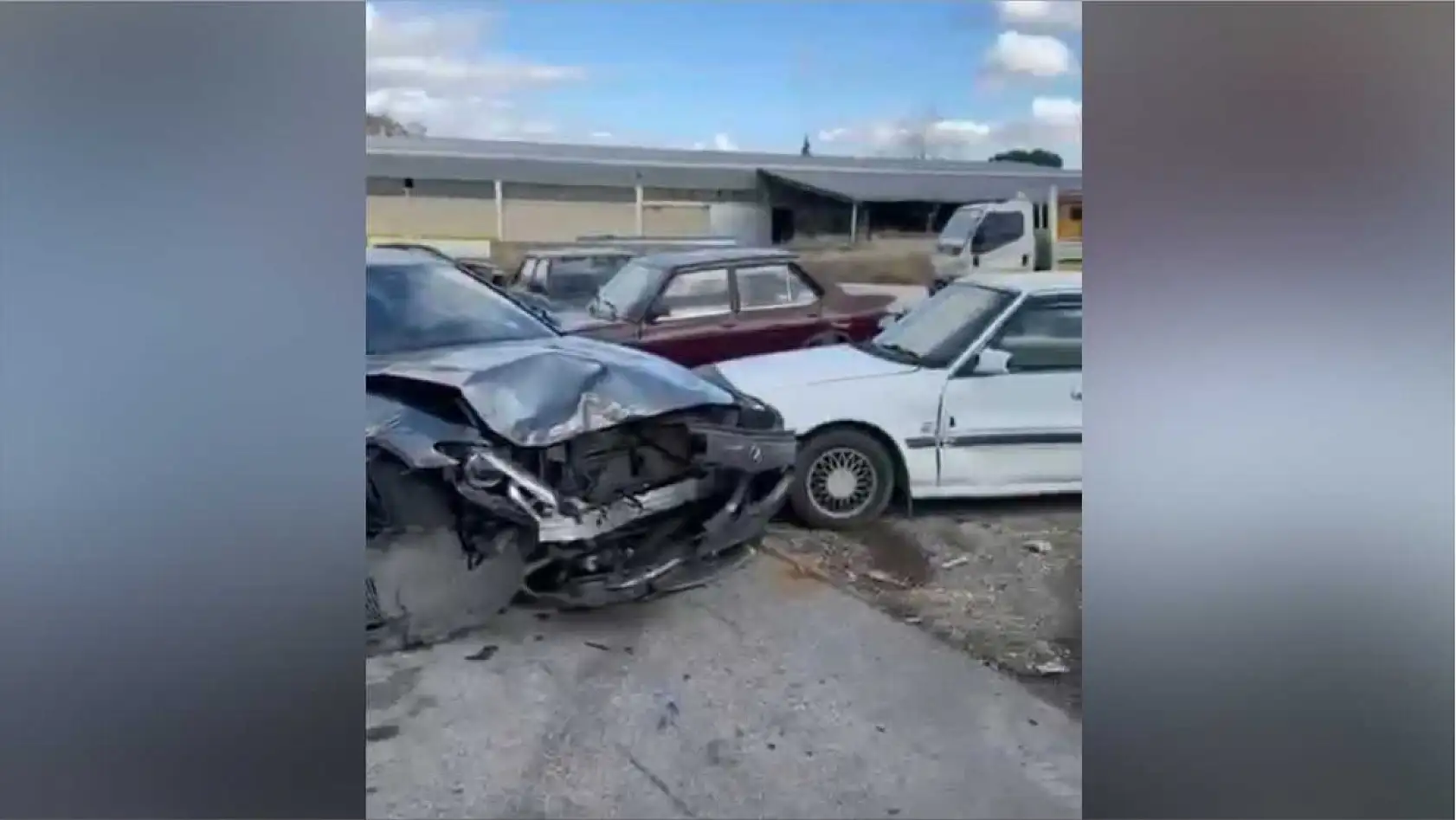 Temizlenmesi için bırakılan lüks otomobili izinsiz alıp 3 araca çarptı: 1 yaralı