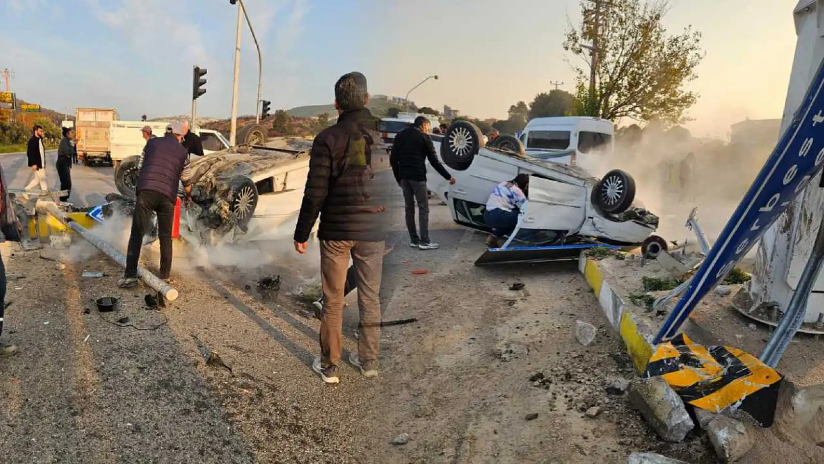 Takla atarak hurdaya dönen araçta gelin ve kaynana yaralandı