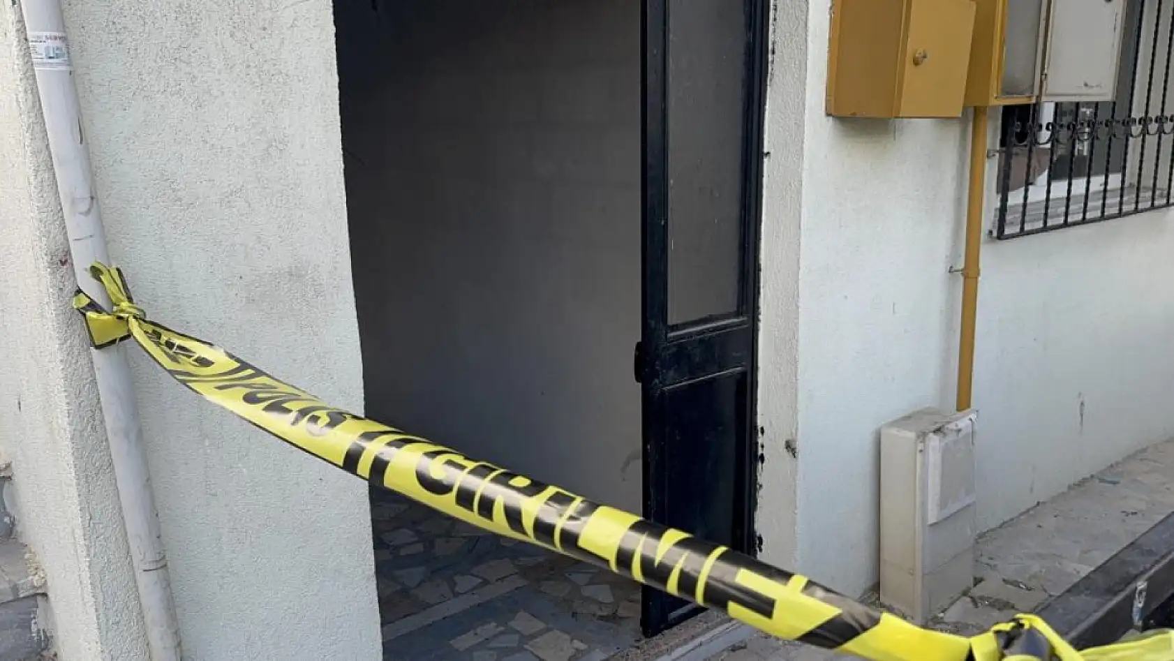 Evde çıkan yangında 2 yaşındaki çocuk hayatını kaybetti, 4 kişi dumandan etkilendi