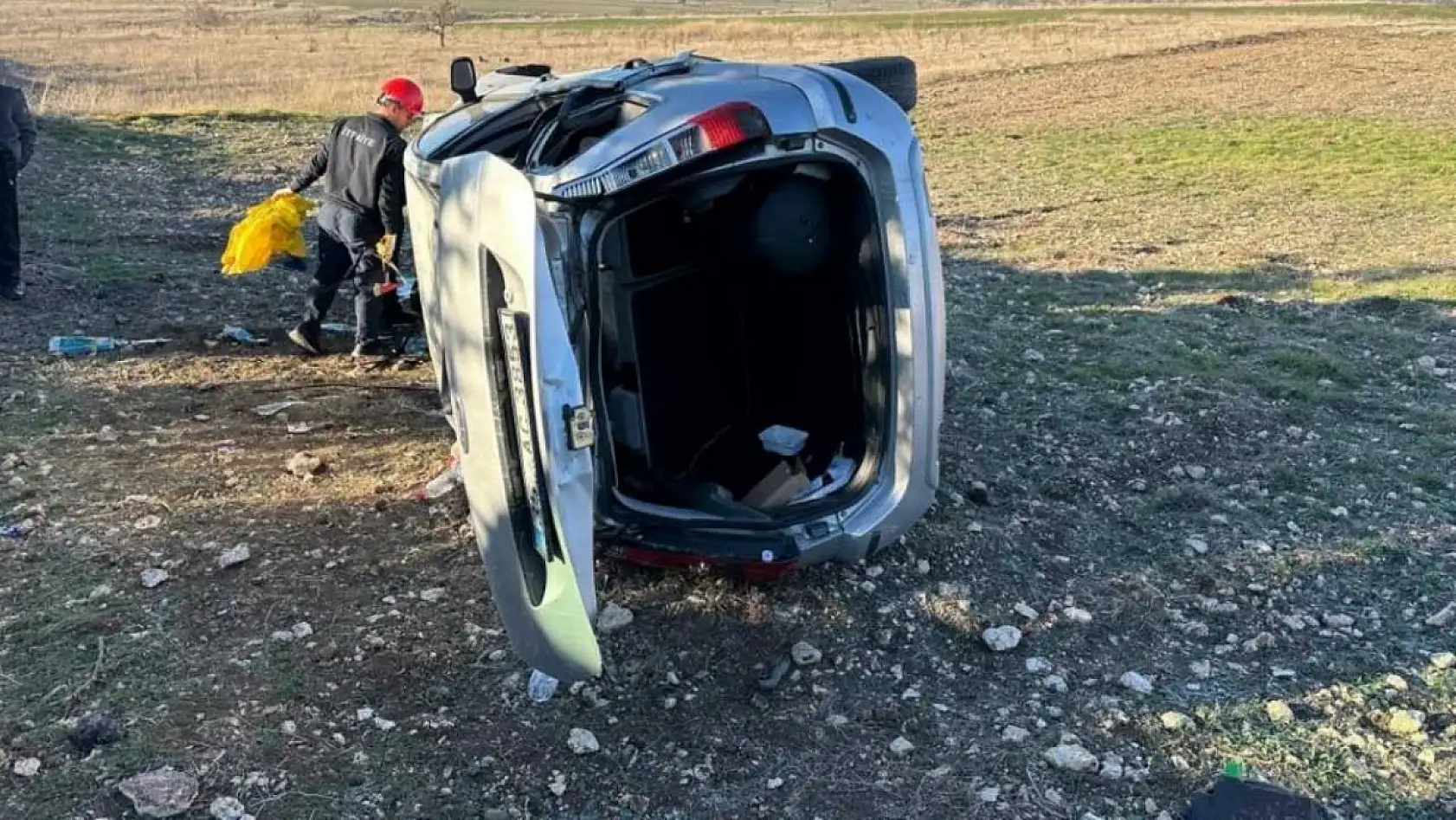 Otomobil tarlaya devrildi: 1'i bebek 5 yaralı