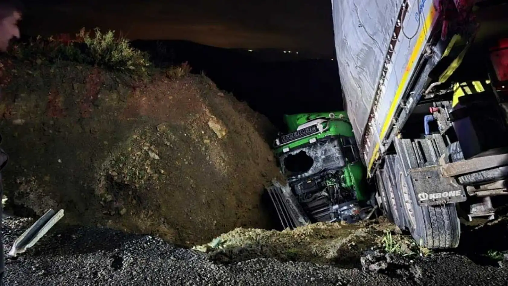 Şarampole devrilen tırın sürücüsü ağır yaralandı