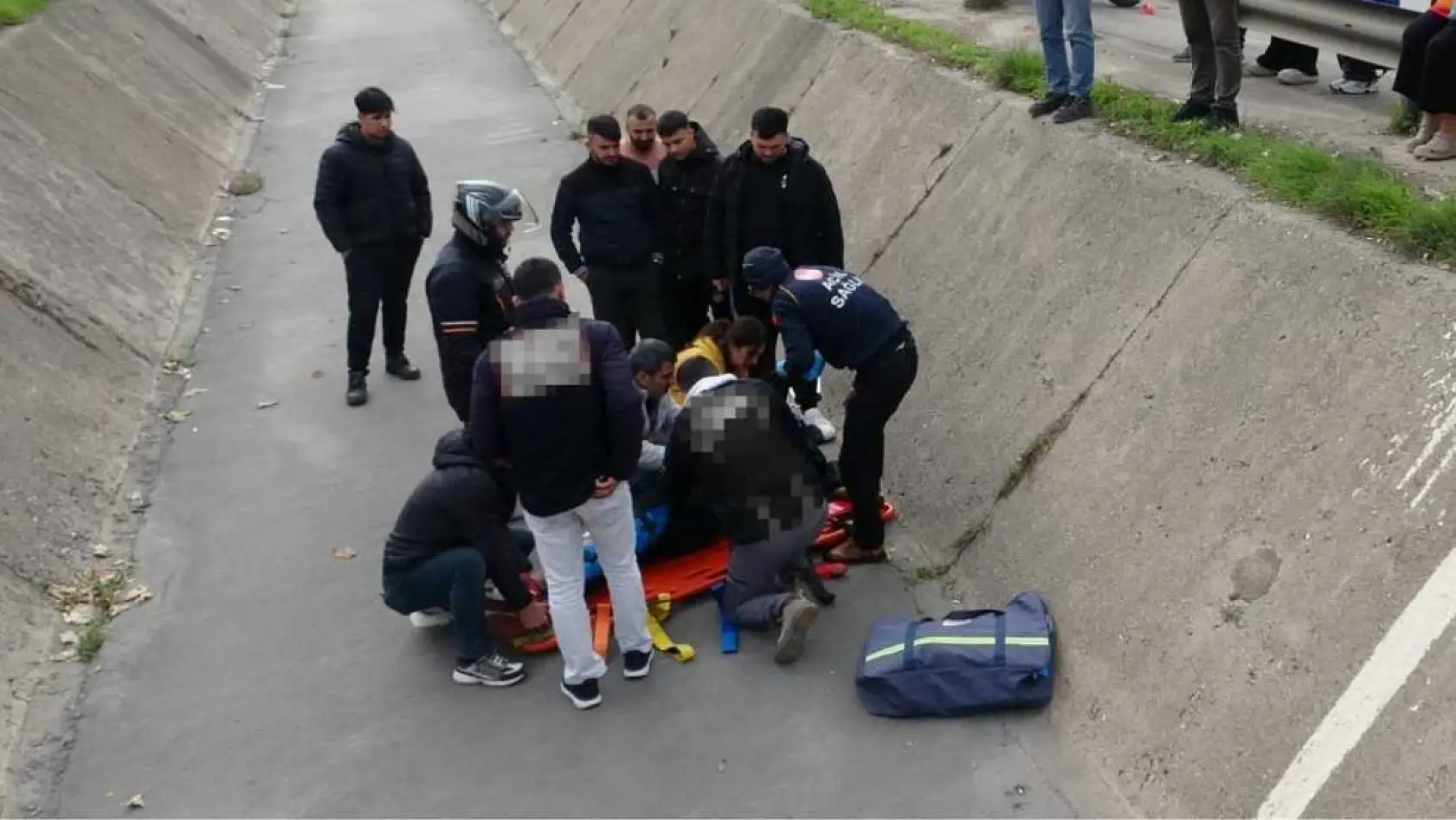 Yayaya yol veren motosikletli arkasından gelen otomobilin çarpmasıyla kanala uçtu