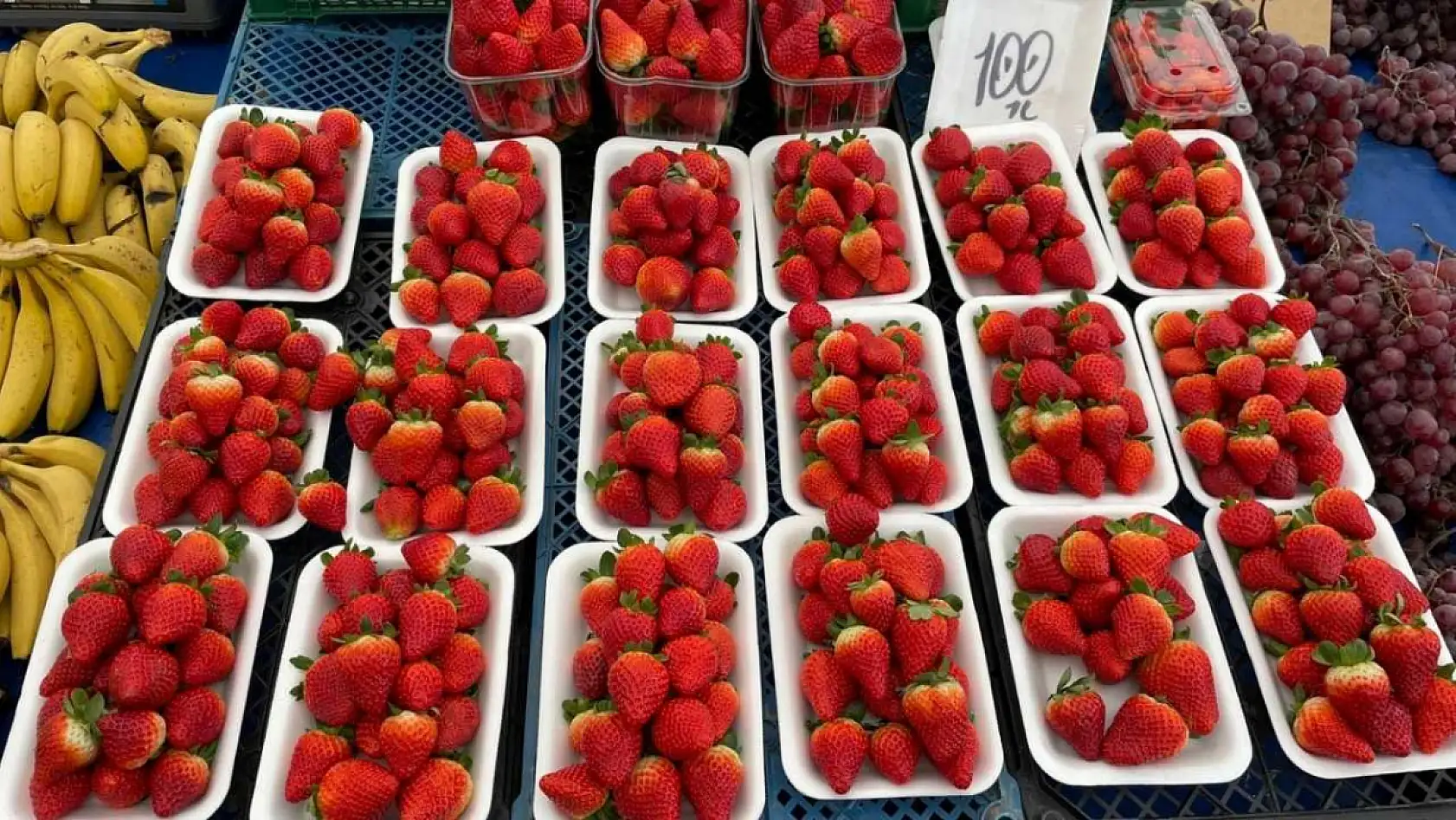 Fethiye Salı Pazarı esnafı Kaçar, 'Yılbaşına özel kampanyalar var, fiyatlar aynı seviyede'