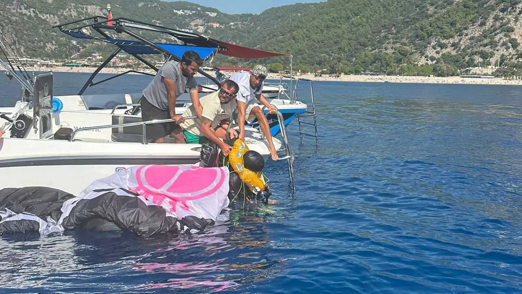 Fethiye'de paraşüt kazası geçiren şahsın hayati tehlikesi devam ediyor