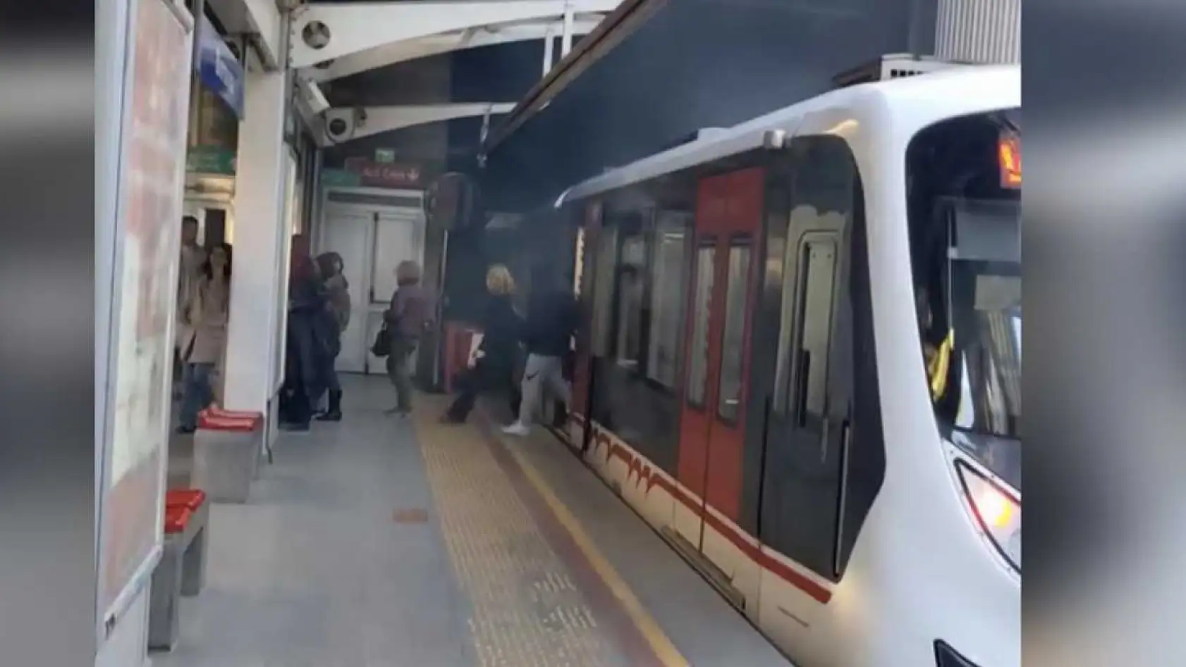 İzmir'de Metroda Panik: Vagon Raydan Çıktı, Yolcular Kendini Dışarı Attı