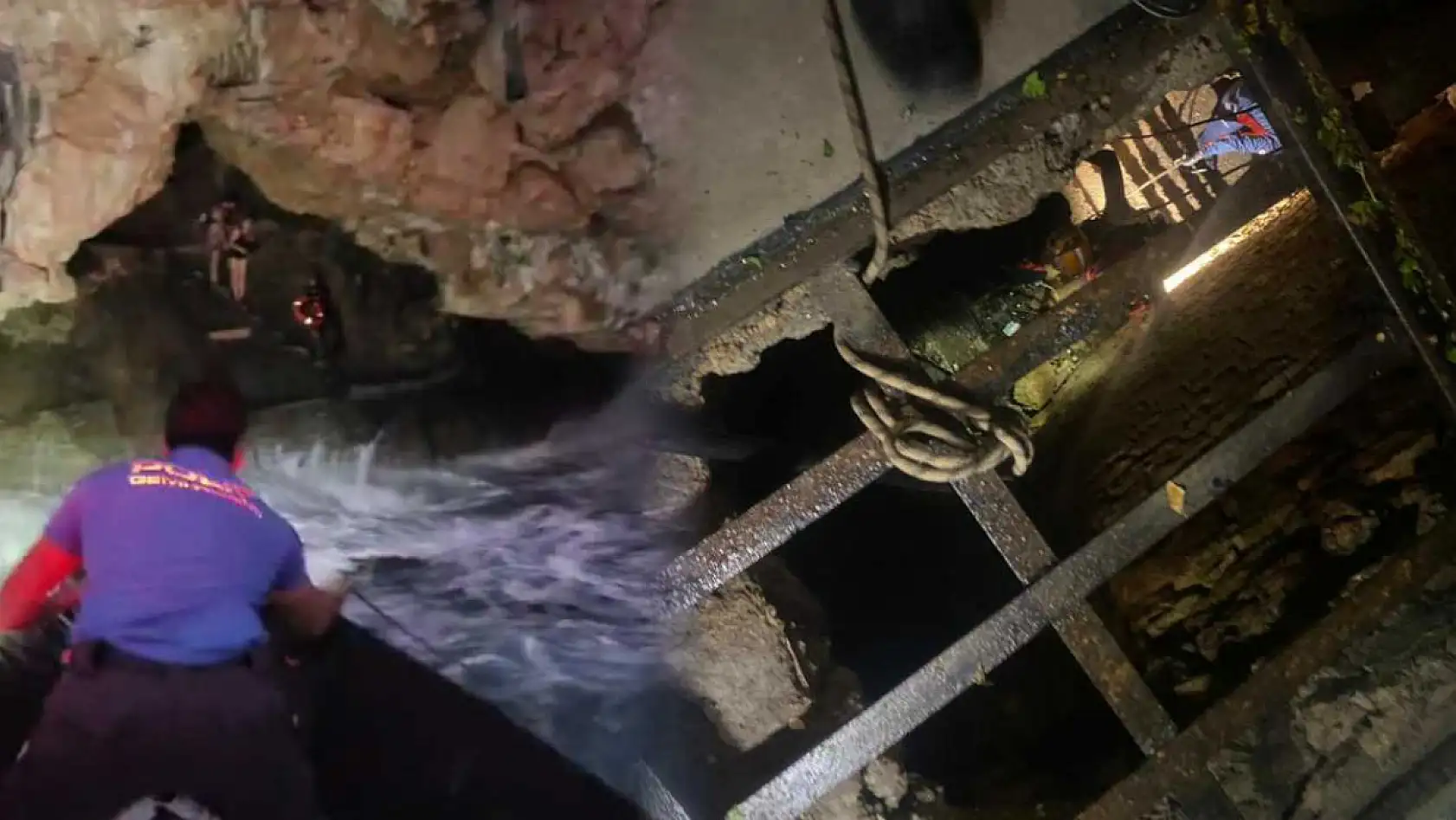 Sığındıkları mağarada mahsur kaldılar: Restoranın bahçesinden film gibi operasyonla kurtarıldılar