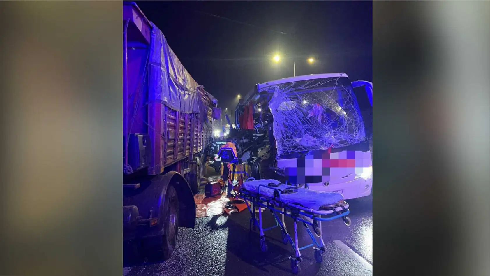 Feci kaza yolcu otobüsü akaryakıt istasyonundan çıkan tıra çarptı: 1 ölü, 20 yaralı