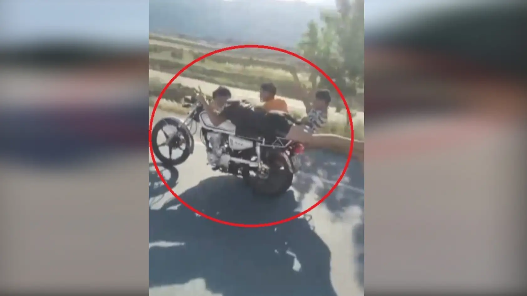 Motosikleti üzerine yatarak sürmüştü, yediği ceza motosikletin parasını geçti
