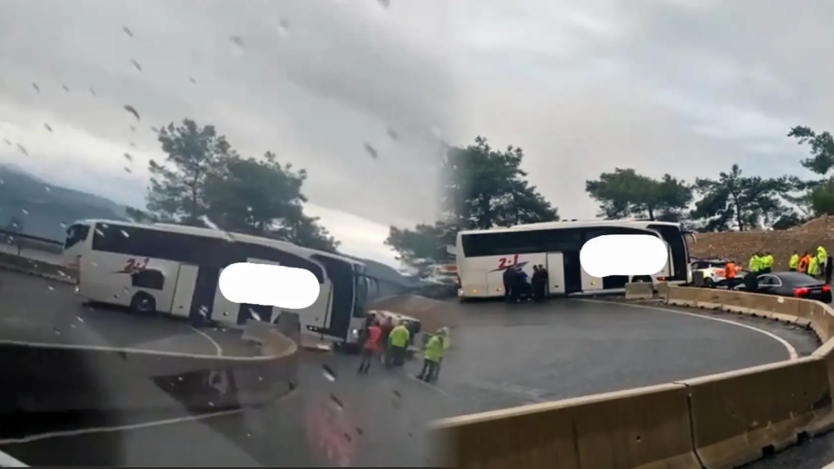 Muğla'da yolcu otobüsü rampada polis aracına çarptı