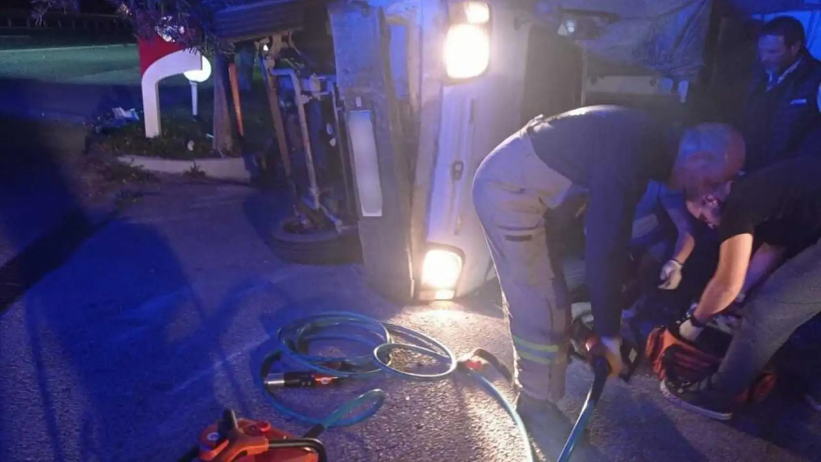 Kamyon ile kamyonet çarpıştı: 1 ölü, 1 yaralı