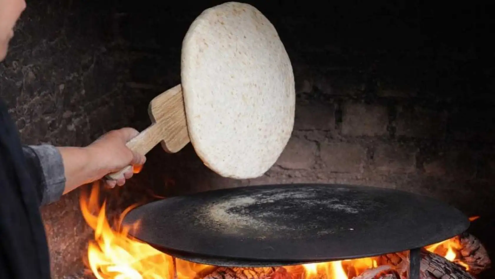 Elinin hamuru ile ekmeğini kazanıyor