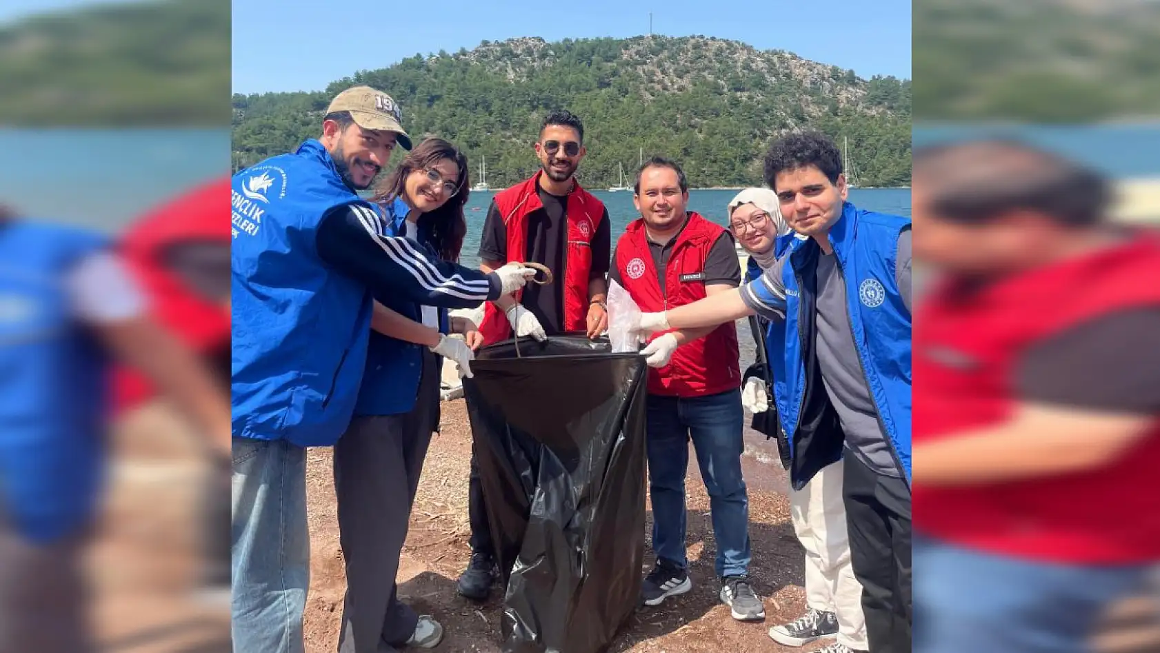Muğla'da gönüllü gençler sahil temizliği yaptı