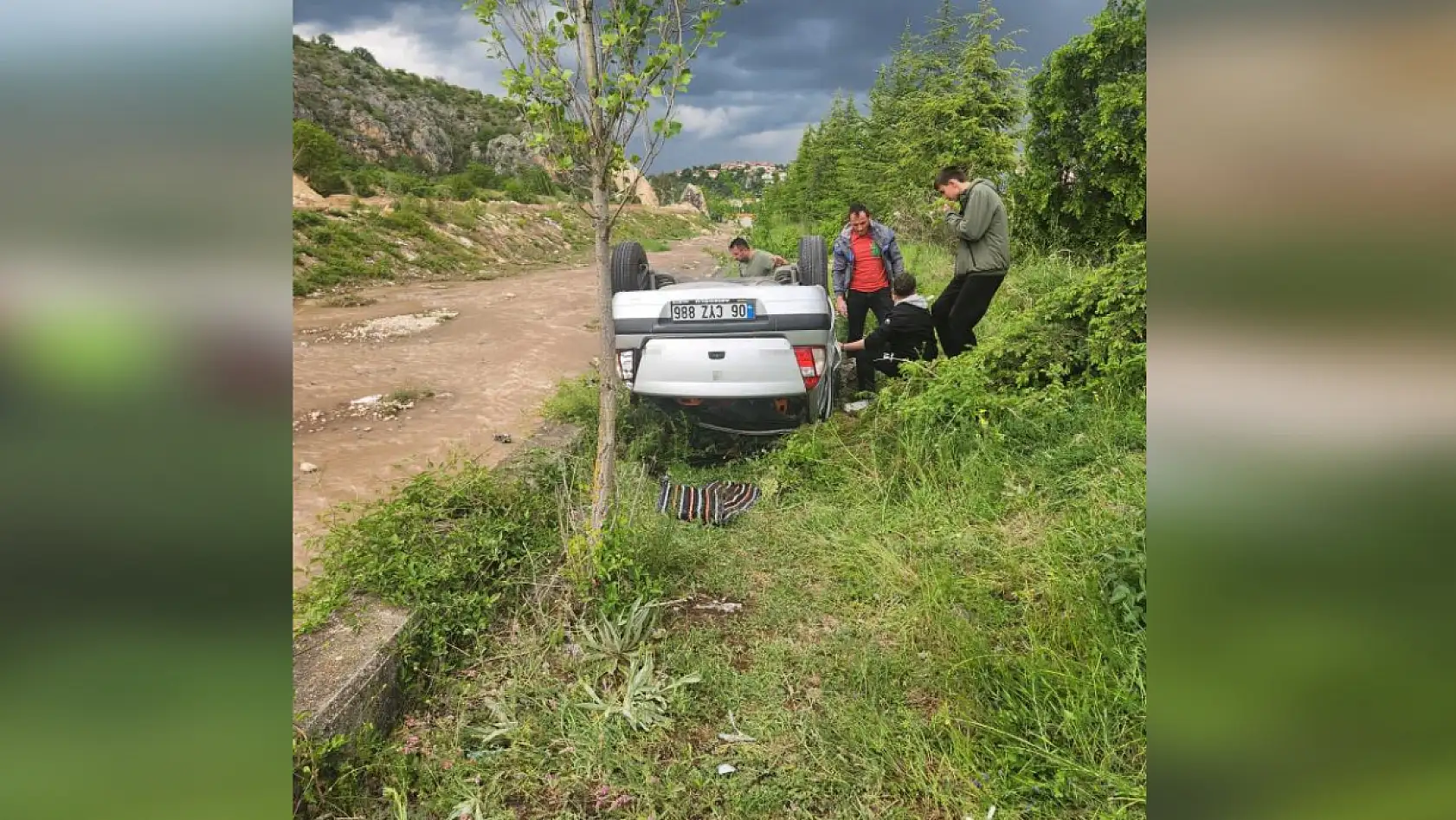 Kontrolden çıkan otomobil dere kenarına devrildi: 5 kişi yaralandı
