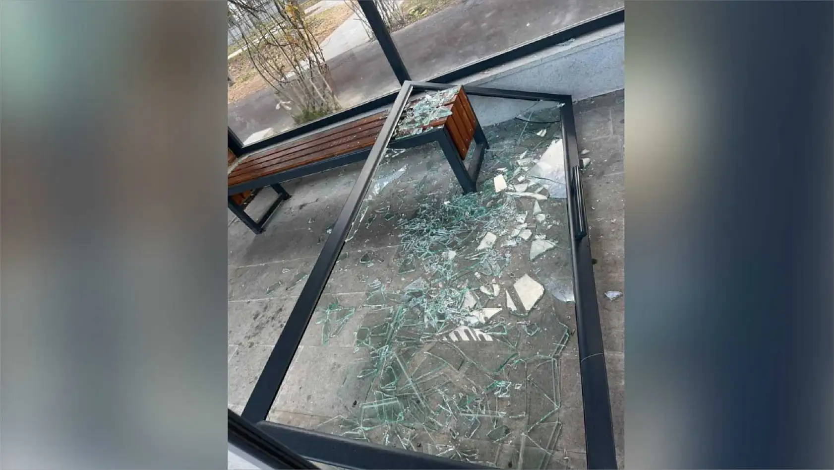 Kapalı otobüs durağına çirkin saldırı