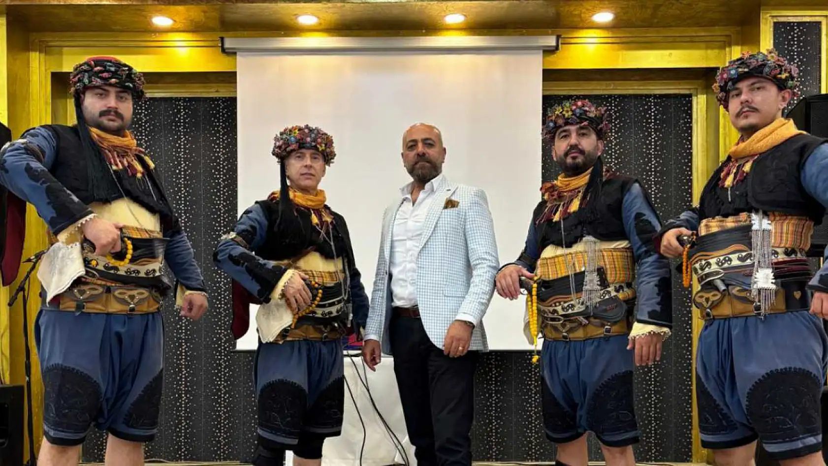 İzmir'deki Uluslararası Sağlık Turizmi Kongresi'ne 'Muğla ve Zeybek Rüzgârı' damga vurdu