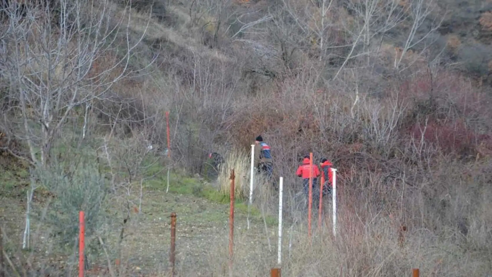 Kayıp olarak aranan kadın dere yatağında ölü bulundu