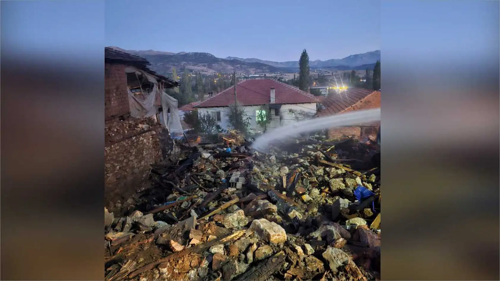 Seydikemer'de Evi Yanan Kadın Yardım Bekliyor