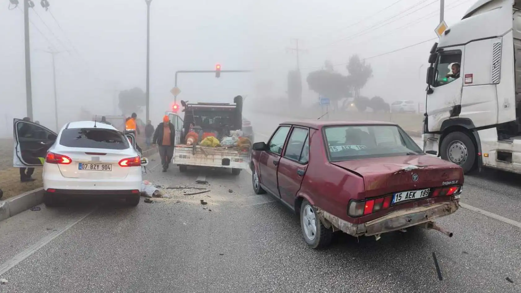 Burdur-Antalya Yolunda 4 Araç Birbirine Girdi: 2 Yaralı