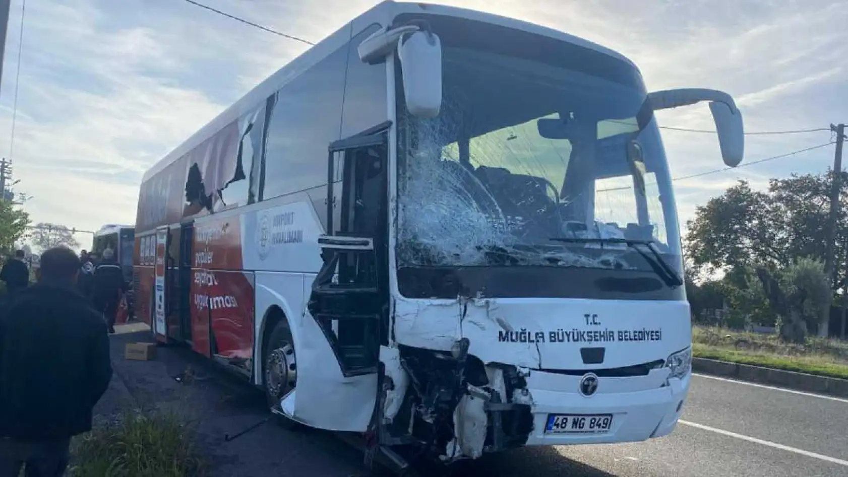 Muğla'da otobüs ile minibüs çarpıştı: 2 yaralı