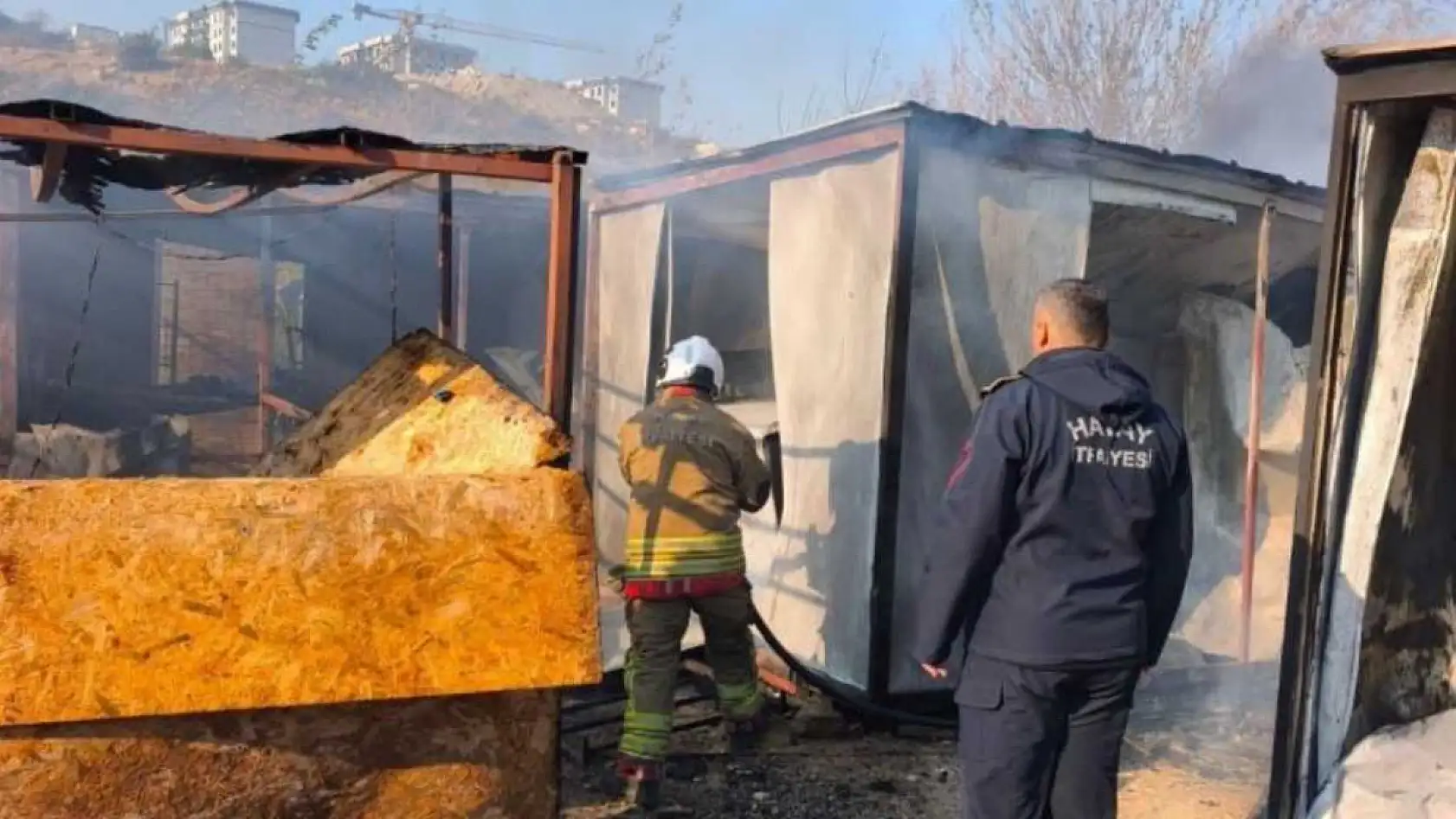 İşçilerin kaldığı konteyner yatakhane alevlere teslim oldu