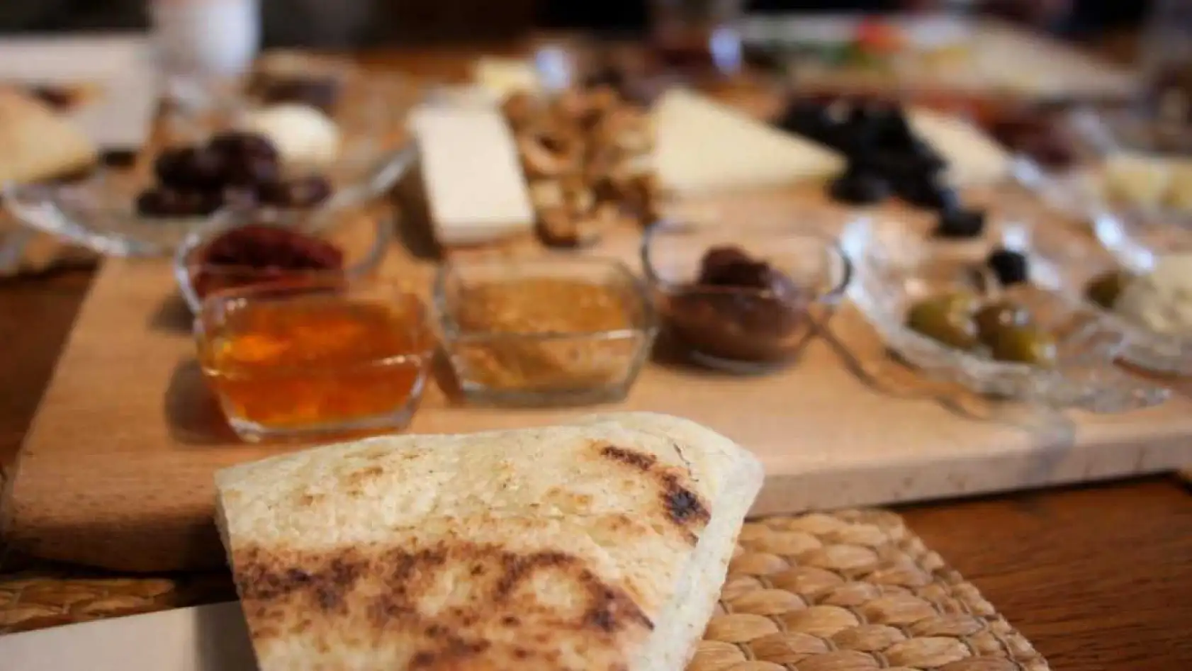 Elinin hamuru ile ekmeğini kazanıyor