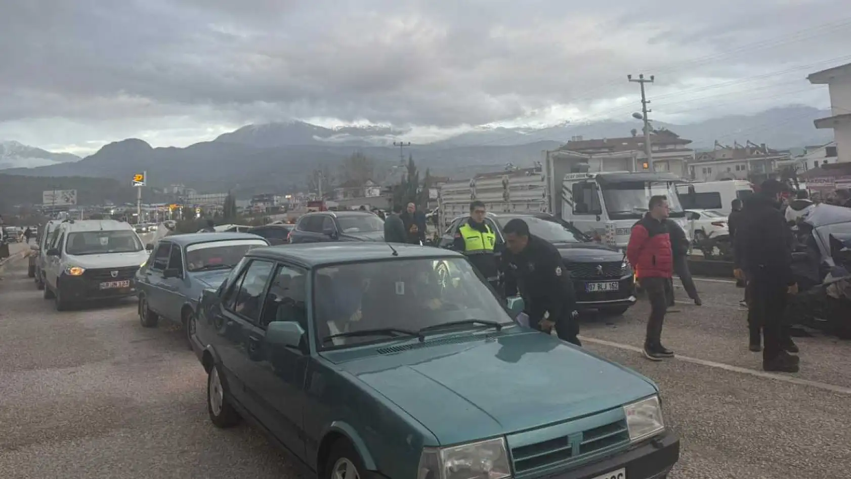 Seydikemer'de 8 aracın karıştığı zincirleme trafik kazası: 1 yaralı