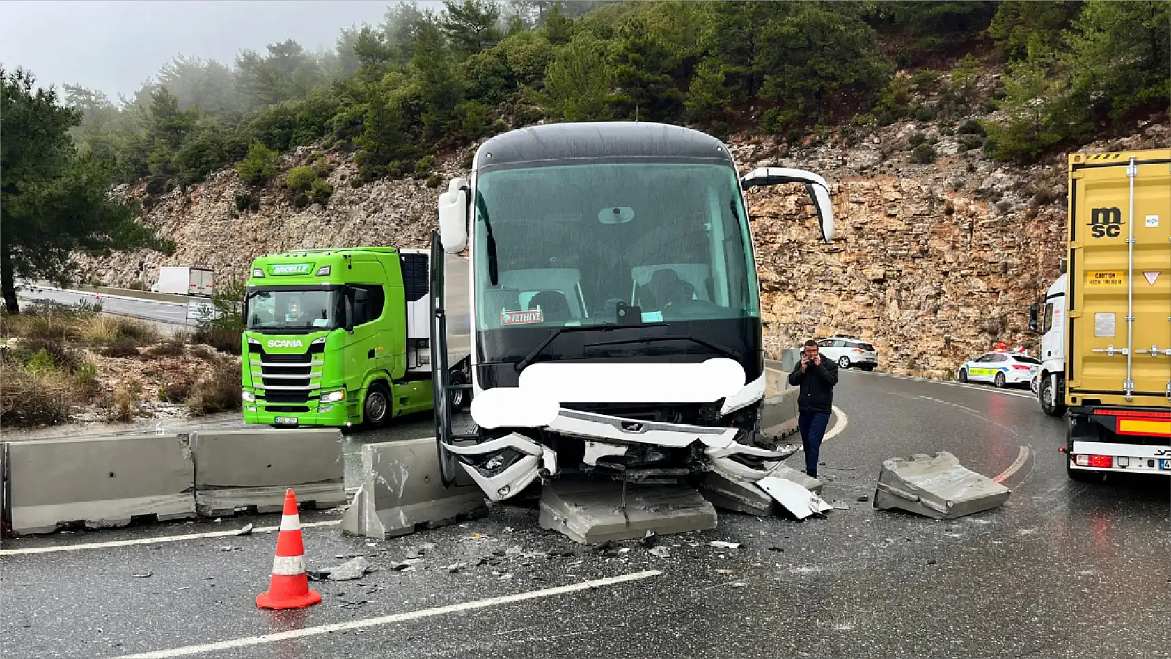 Fethiye'ye Doğru Yola Çıkan Otobüs Kaza Yaptı: 5 Yaralı