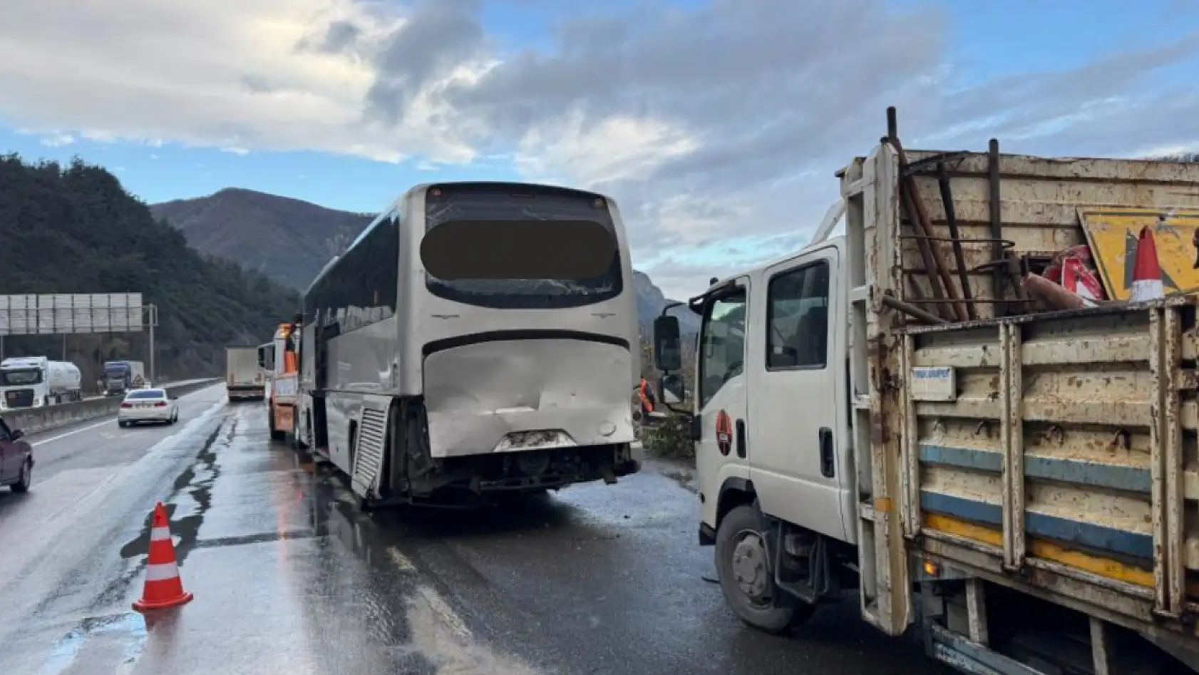 6 araçlı zincirleme kaza: 15 hafif yaralı