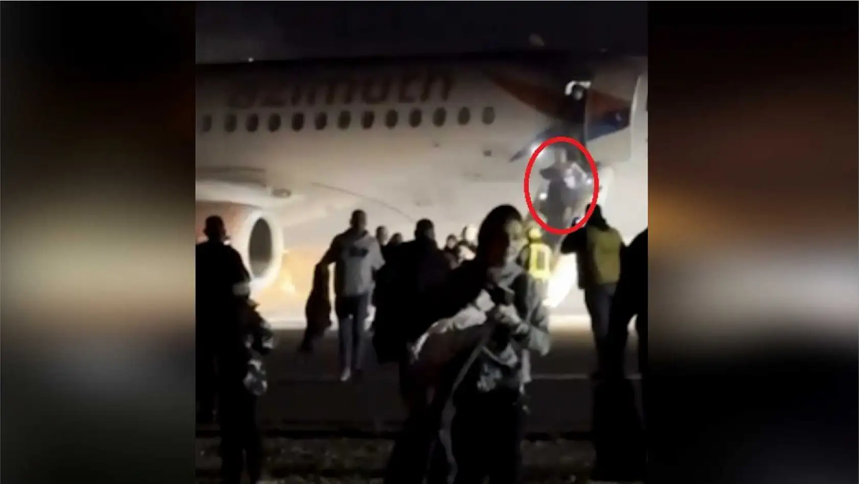 Yanan uçaktan tahliye anları film sahnelerini aratmadı