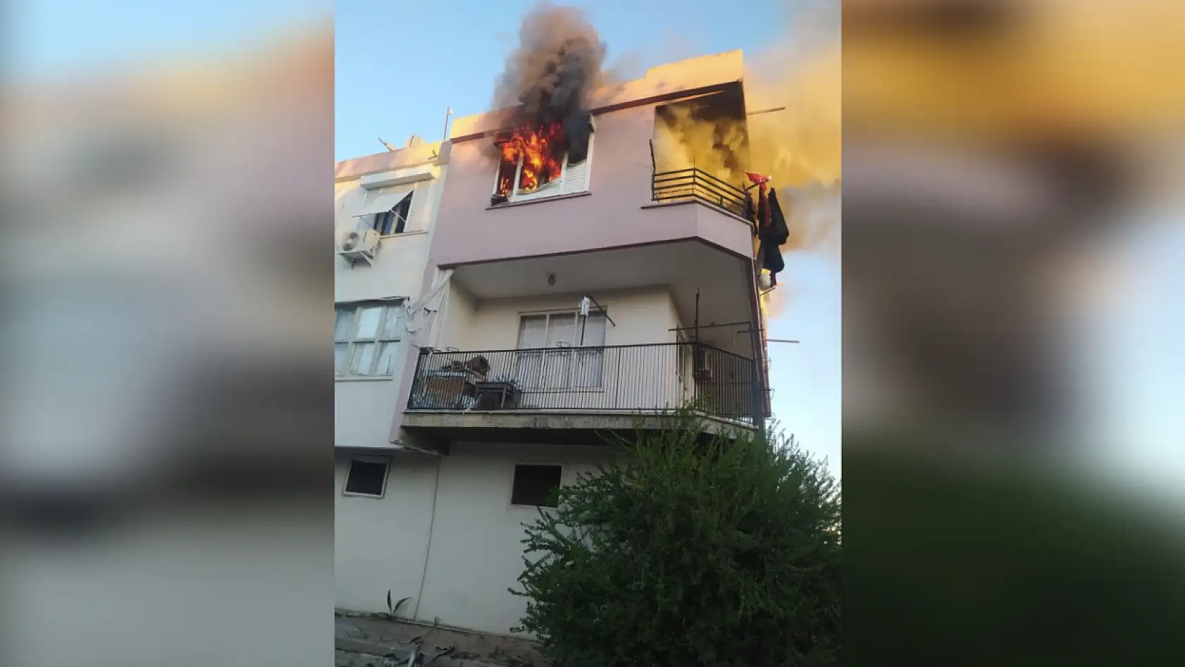 Alev alev yanan ev küle döndü, fenalık geçiren kardeşini kucağında taşıdı