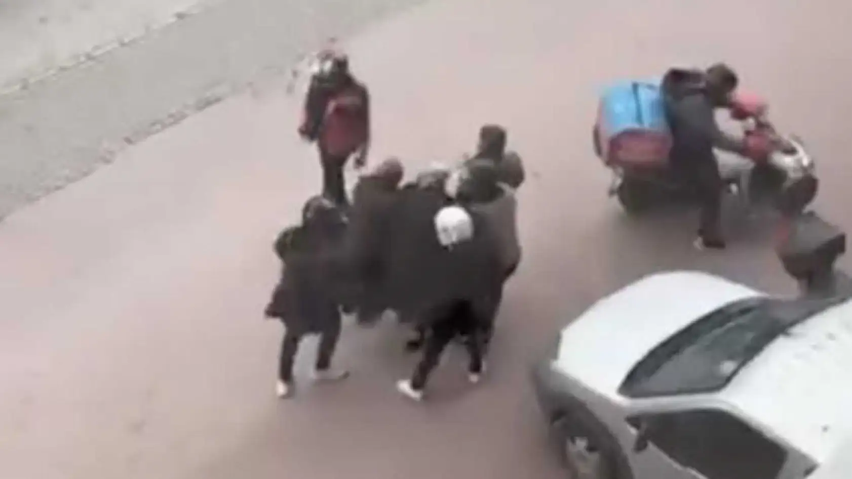 Lodosa yakalanan yaşlı kadına kuryeler siper oldu