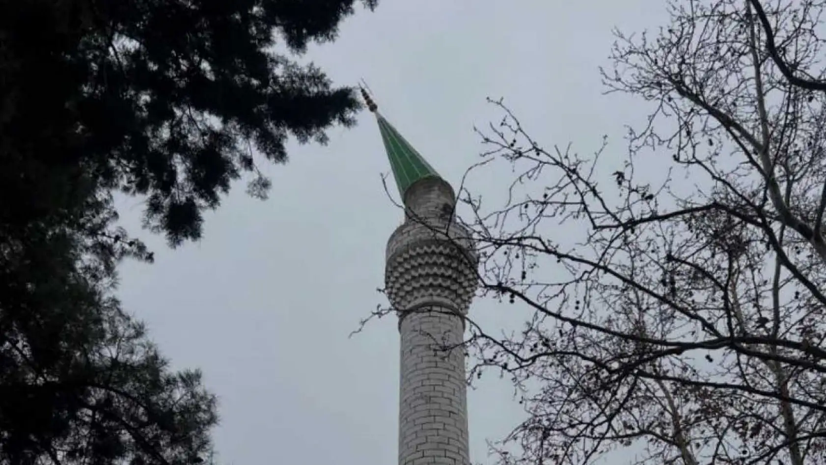 Şiddetli rüzgar nedeniyle minarenin kubbesi koptu