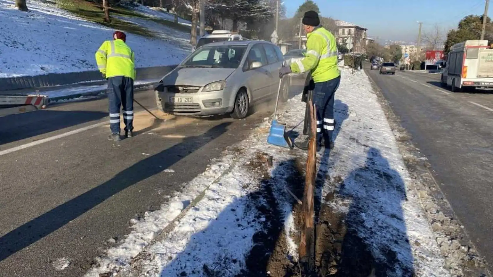 Kontrolden çıkan otomobil çarptığı aracı karşı yöne savurdu: 4 yaralı