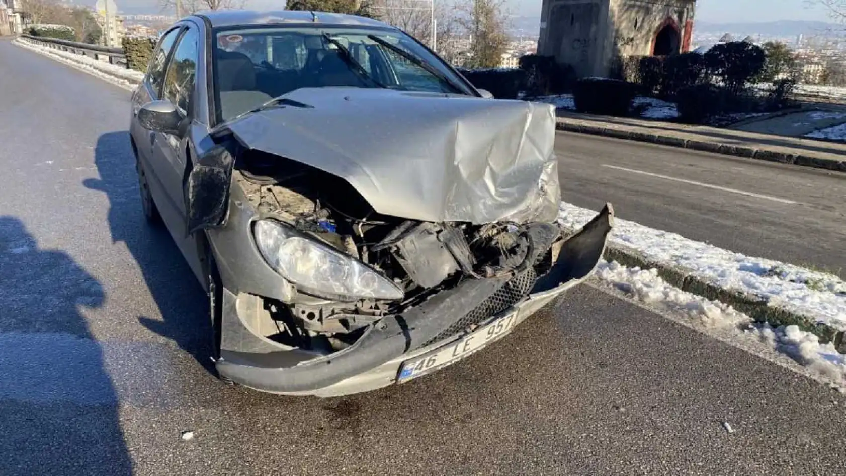 Kontrolden çıkan otomobil çarptığı aracı karşı yöne savurdu: 4 yaralı