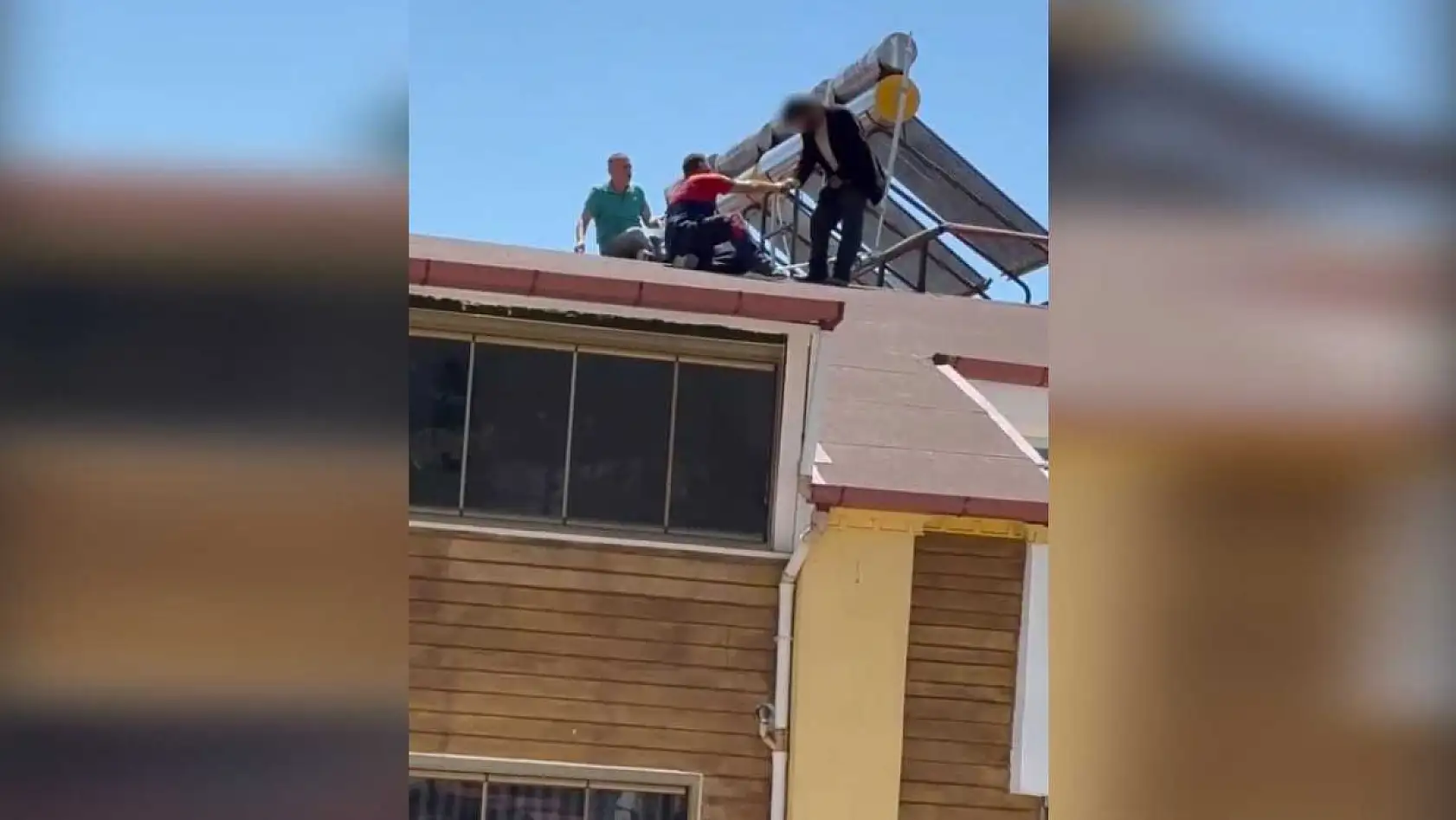 'İntiharkolik Hasan' yine sahnede: 200'den fazla kez çatıya çıktı, para alıp indi