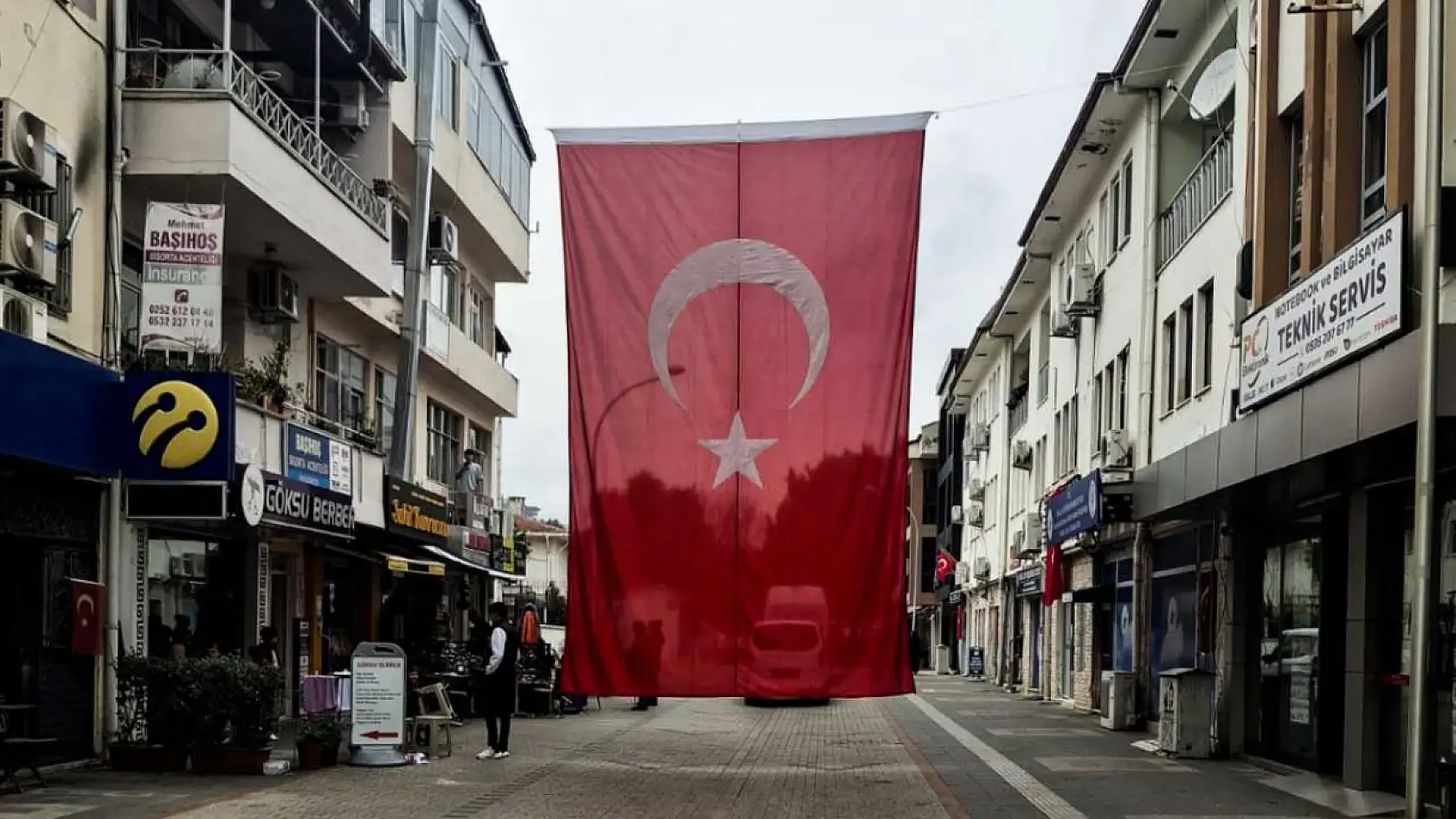 Fethiye'de Ay Yıldızlı Bayraklar Dalgalandı: 'Bu Çirkin Saldırıyı Kabul Etmeyiz'