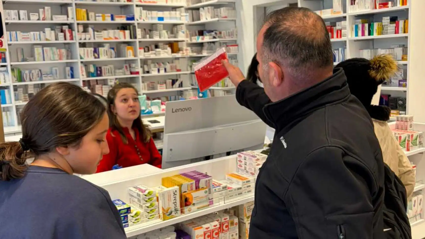 Muğla Büyükşehir Türk Bayrağı Dağıtarak Dayanışma Mesajı Verdi