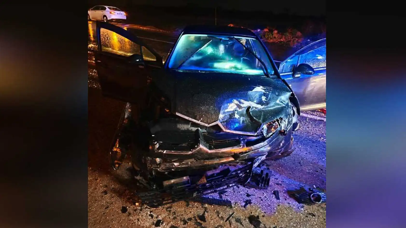 Yağışlı yolda zincirleme kaza: 3 araç birbirine girdi, 4 yaralı