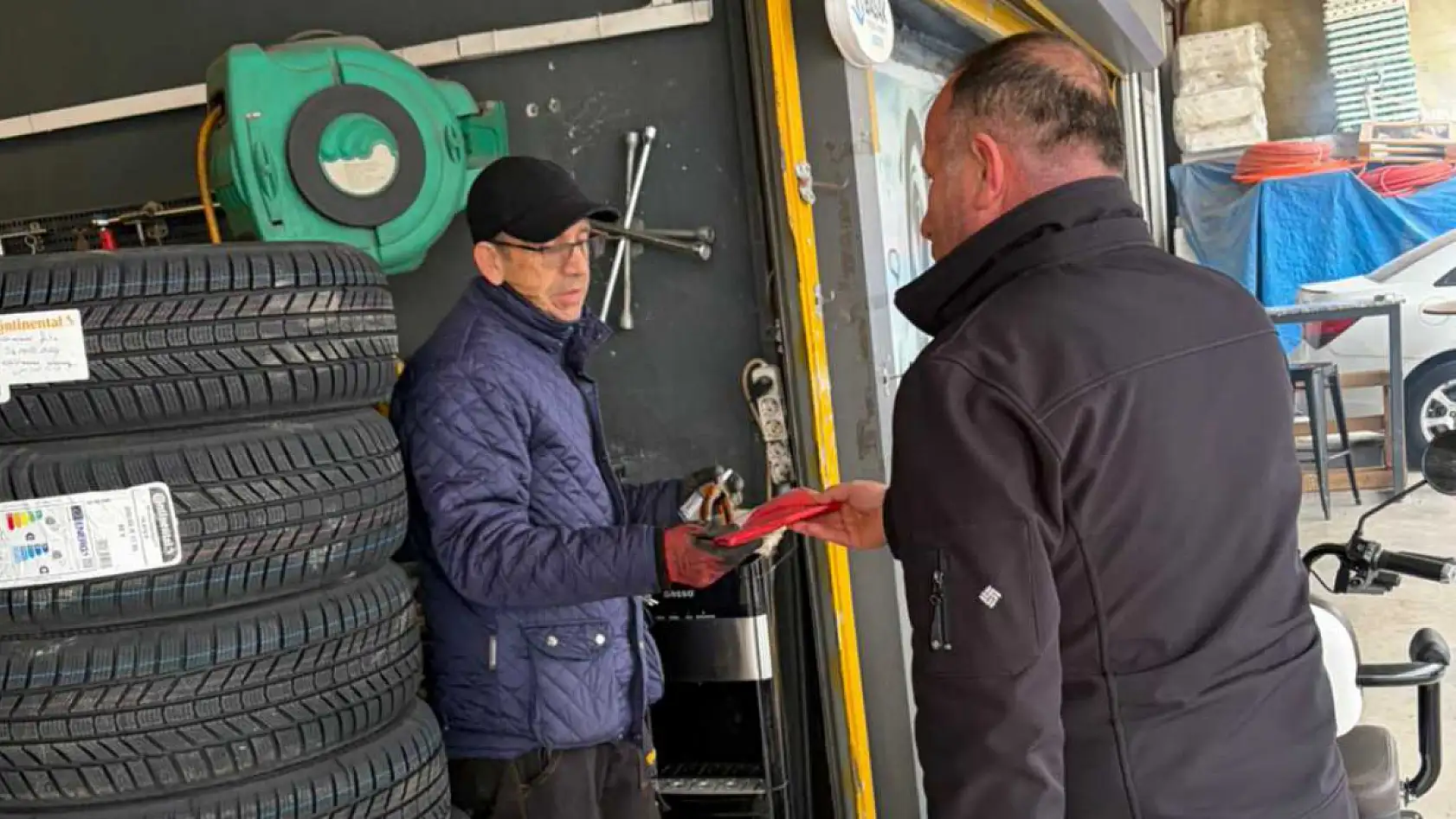 Muğla Büyükşehir Türk Bayrağı Dağıtarak Dayanışma Mesajı Verdi