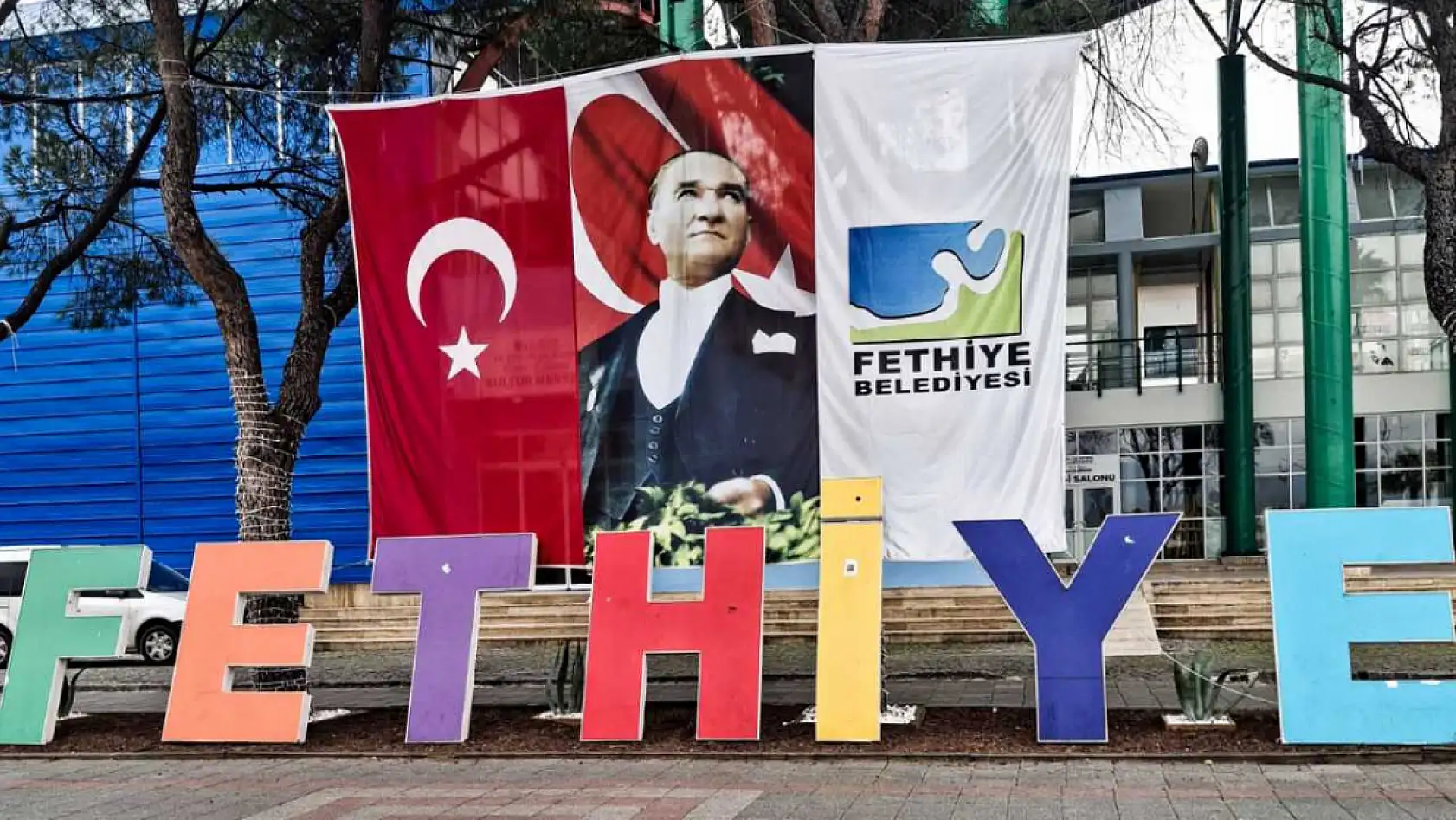 Fethiye'de Ay Yıldızlı Bayraklar Dalgalandı: 'Bu Çirkin Saldırıyı Kabul Etmeyiz'