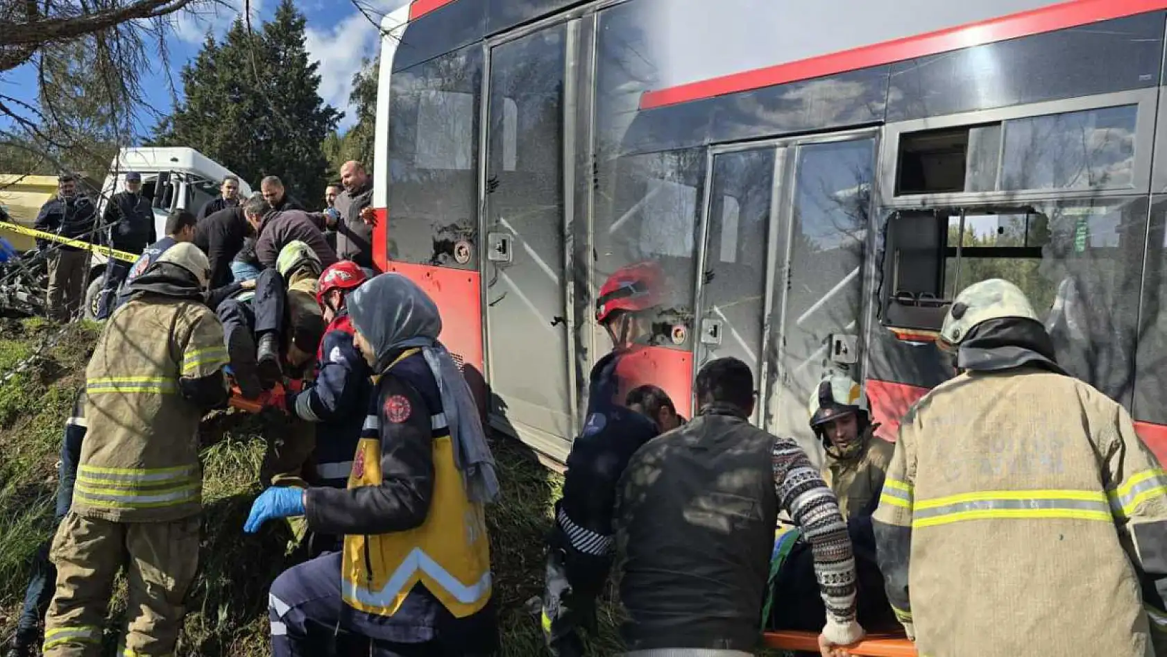 Belediye otobüsü ile panelvan çarpıştı: 1 ölü, 8 yaralı