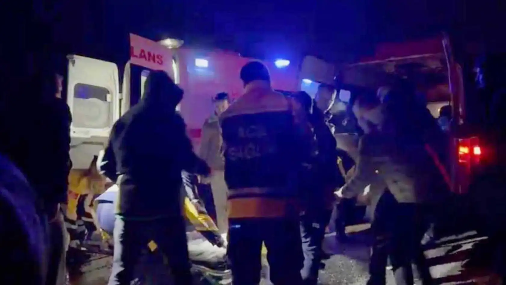 İşçi servisi ile otomobil çarpıştı: 1 ölü, 13 yaralı