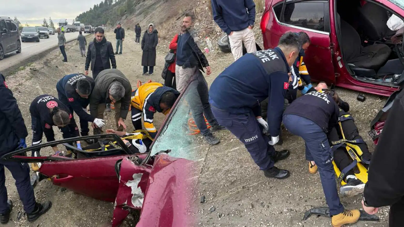 Antalya–Isparta Karayolu'nda 3 otomobil çarpıştı: 4 yaralı