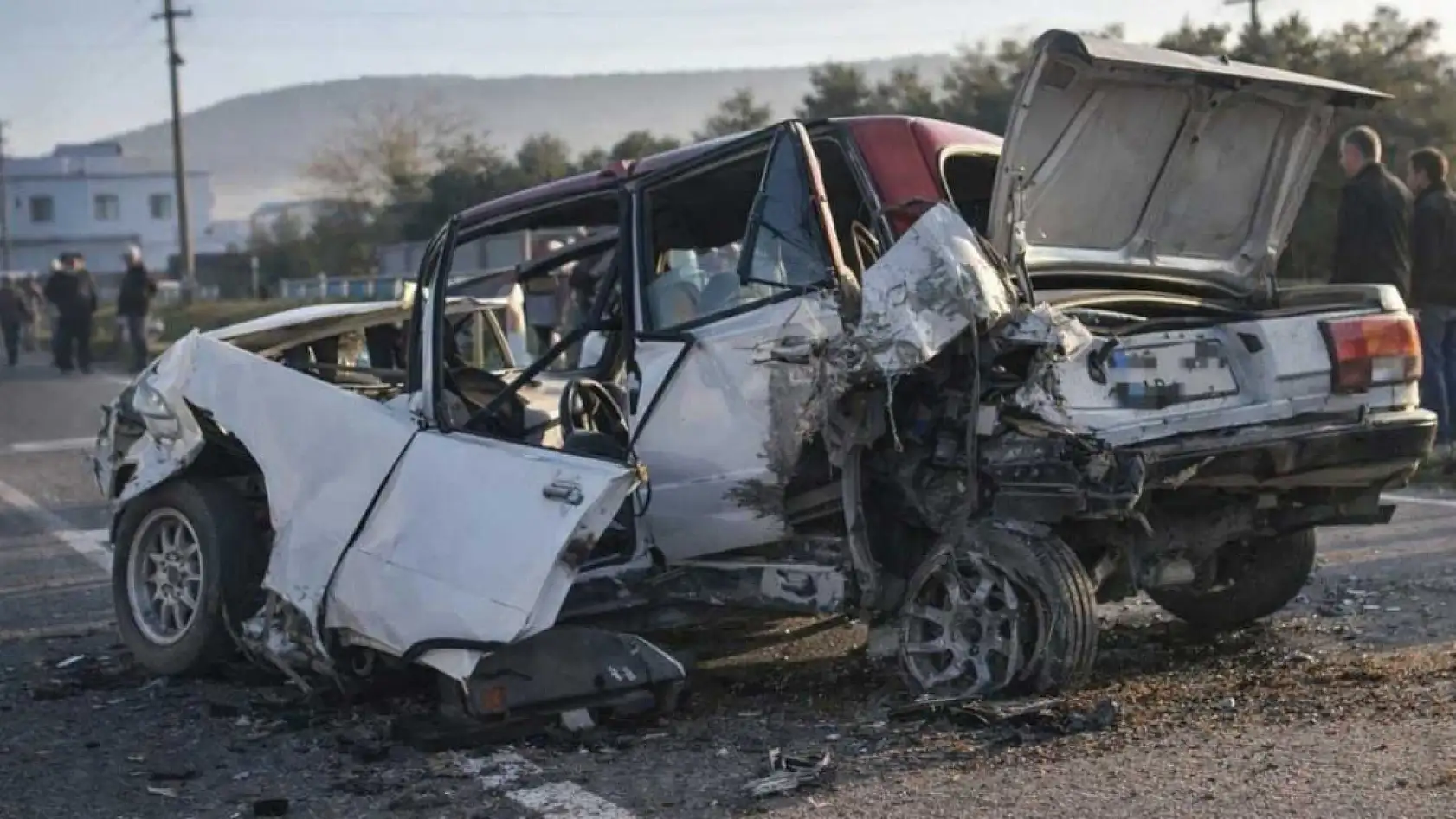 Milas'ta zincirleme kaza, Tofaş araç teneke kutu gibi ezildi